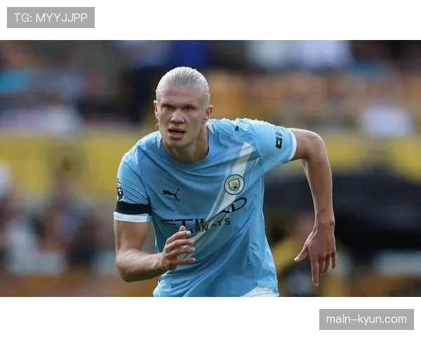 球员假期生活:哈兰德巴黎游玩照引发关注,曼城球员获短暂休息