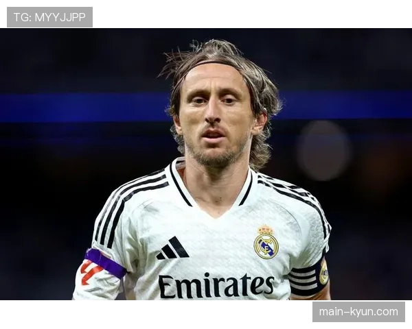 特写：37岁的莫德里奇替补登场策动绝杀，赛后获全场掌声