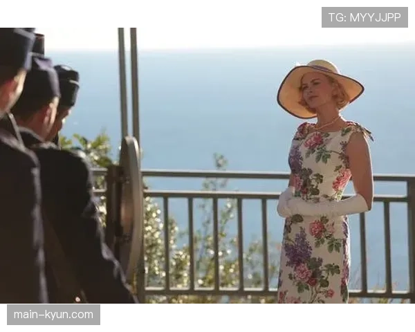 场边镜头:摩纳哥助教多次向场内呼喊,提醒球员注意保护己方右肋空当 场边镜头:摩纳哥助教多次向场内呼喊,提醒球员注意保护己方右肋空当